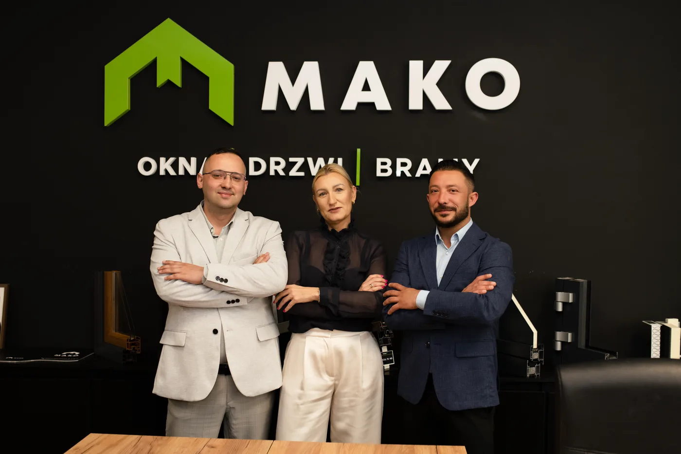 Konsultant Mako pokazuje katalog WIKĘD klientowi w Tczewie