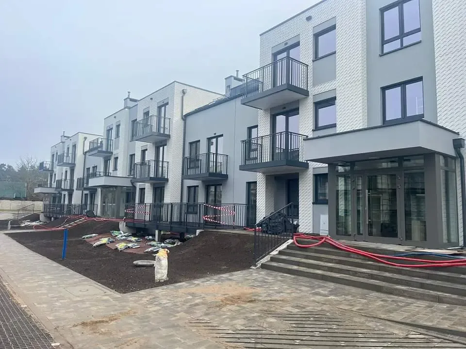 Realizacja Mako — okna i drzwi w apartamentowcu, widok dziedzińca