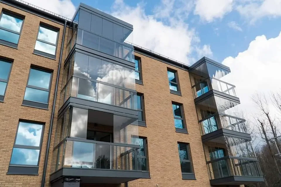 Realizacja Mako — okna i balkony w apartamentowcu z klinkieru