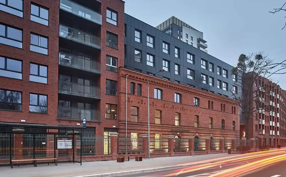 Realizacja Mako — apartamentowiec z klinkieru, przeszklenia parteru