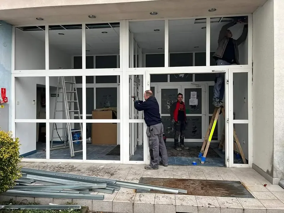 Realizacja Mako — montaż aluminiowej witryny wejściowej