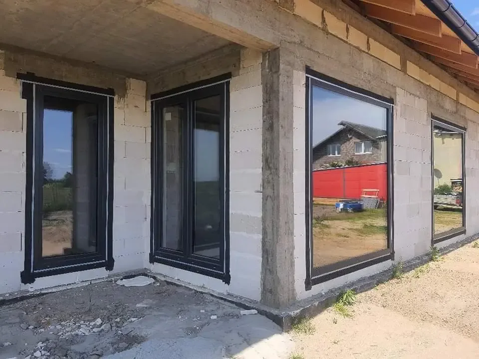Realizacja Mako — antracytowe okna narożne WIKĘD