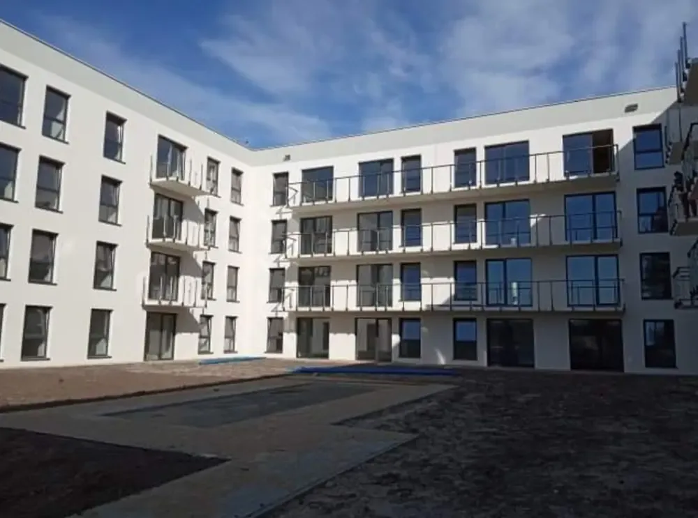 Realizacja Mako — okna i drzwi balkonowe na nowoczesnym osiedlu