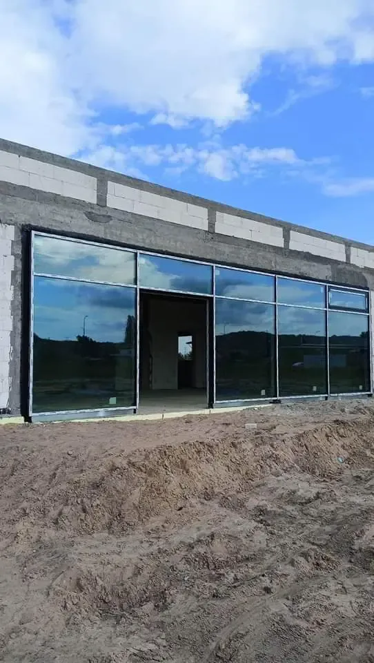 Realizacja Mako — aluminiowa witryna z lustrzanym przeszkleniem