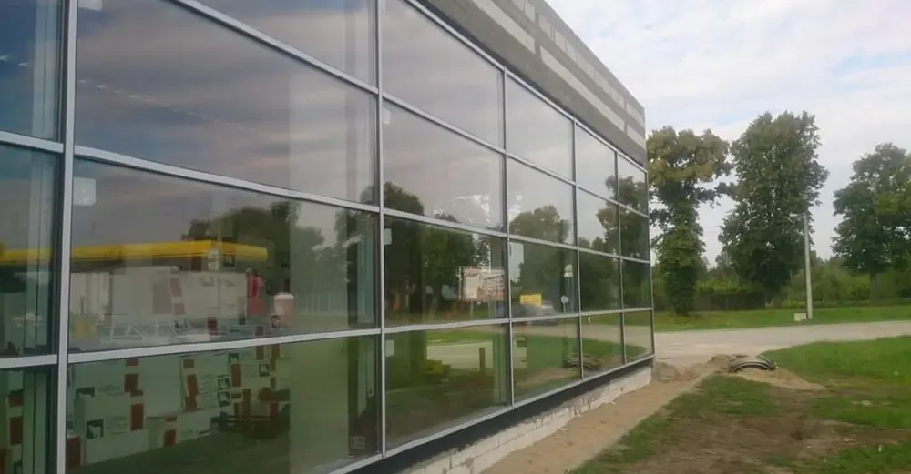 Realizacja Mako — przeszklona fasada aluminiowa biurowca