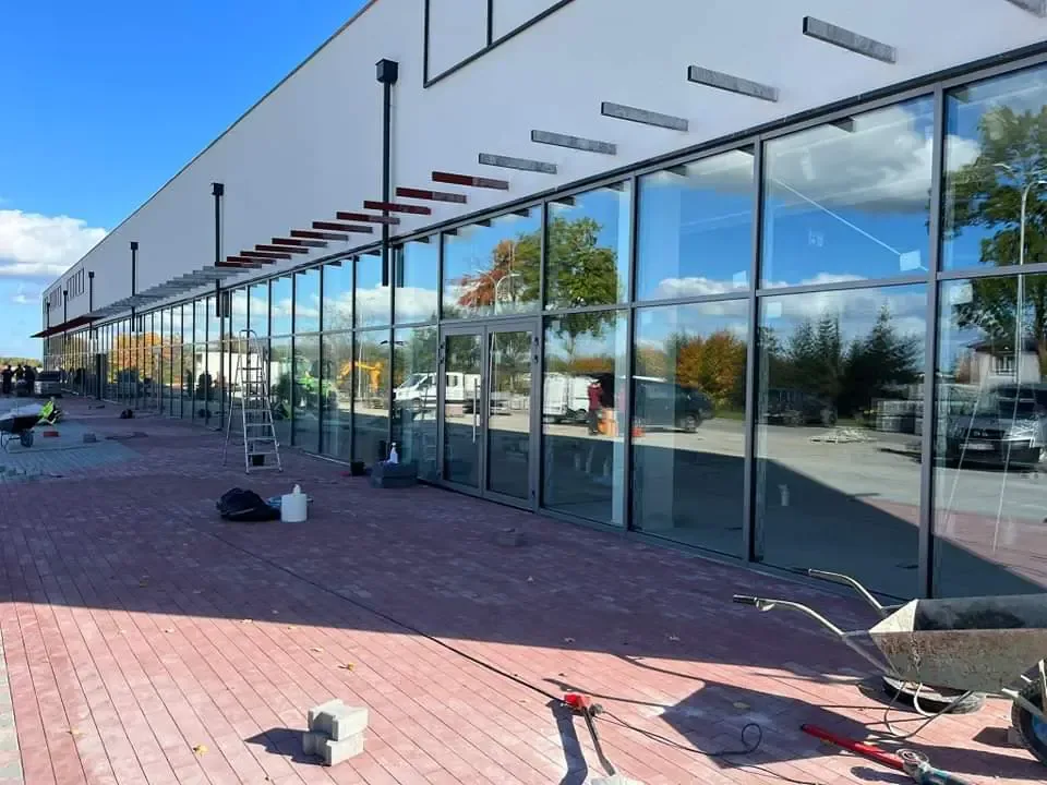 Realizacja Mako — długa fasada aluminiowa obiektu komercyjnego